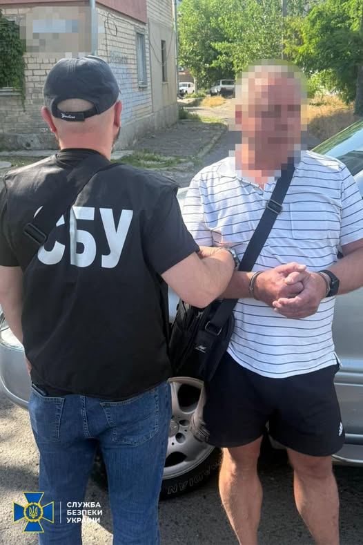 На зображенні може бути: 2 людини та текст