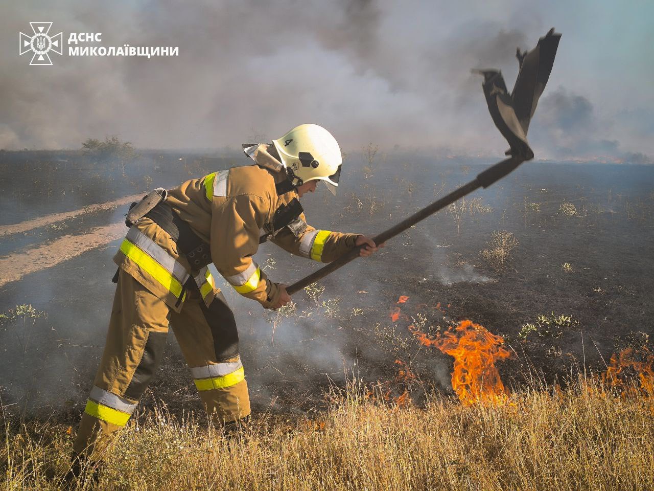 На зображенні може бути: 1 особа, вогонь та текст