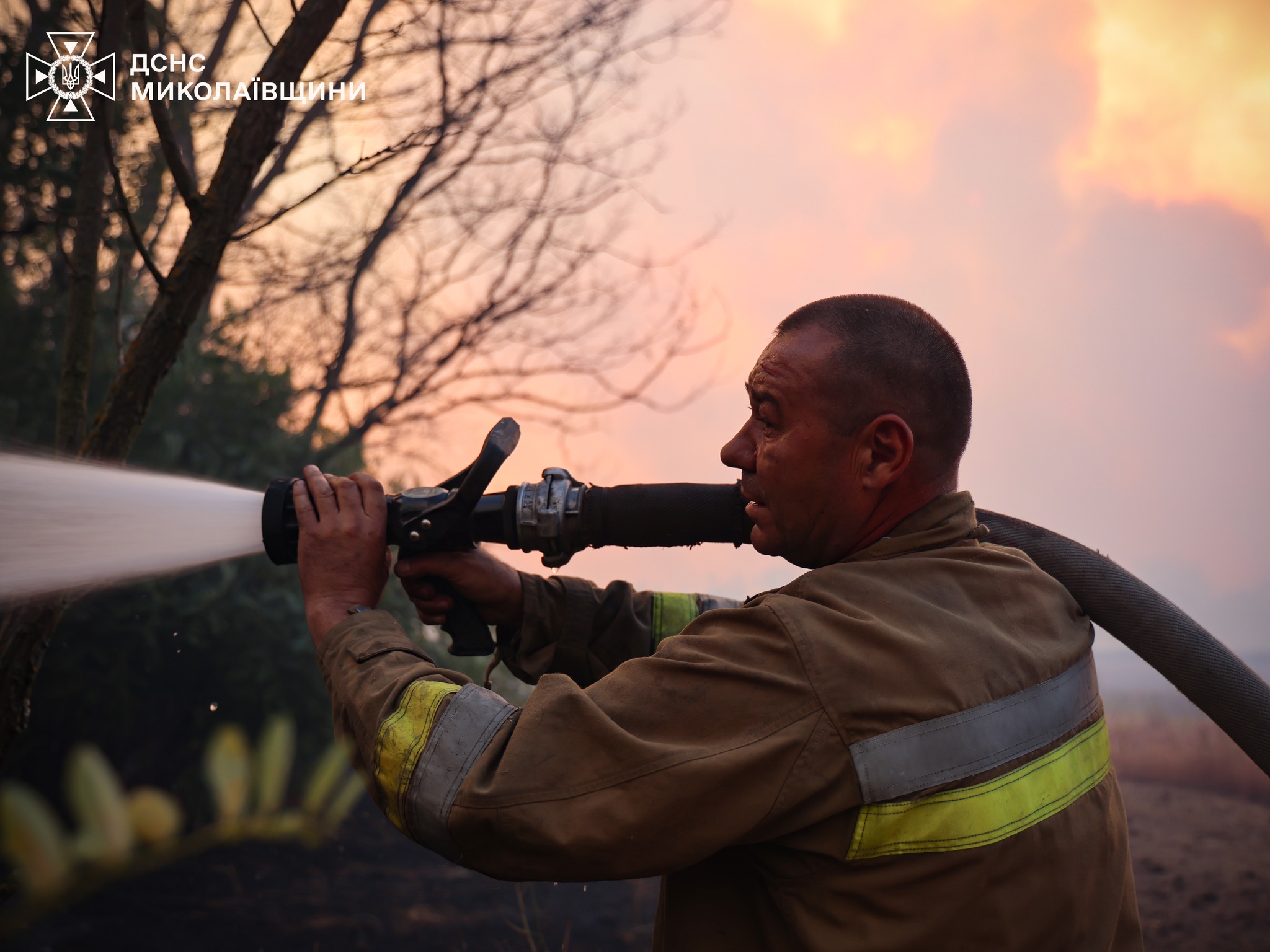 На зображенні може бути: 1 особа, вогонь та текст