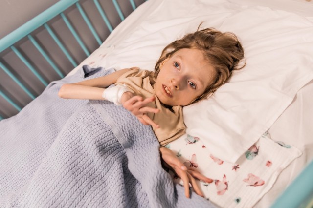 Двоє 13-річних братів, прикуті до ліжка через важке генетичне захворювання