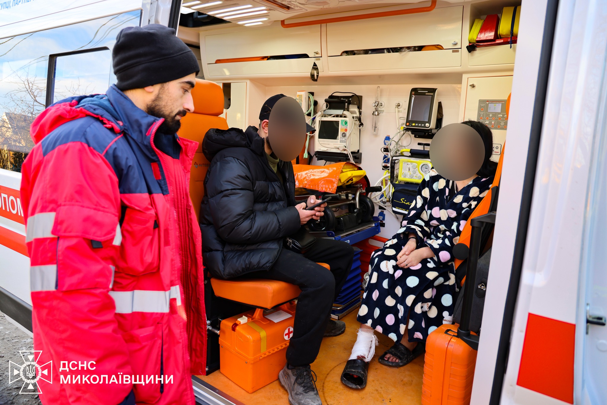 На зображенні може бути: одна або кілька осіб, потяг, дафлкот, швидка допомога та текст