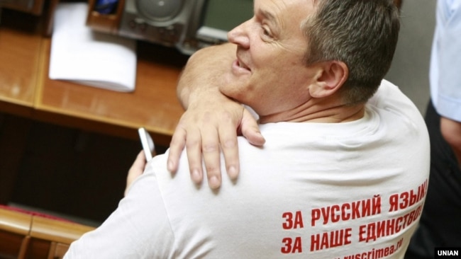 Тодішній народний депутат із фракції «Партії регіонів» Вадим Колесніченко, один із авторів так званого «мовного закону Ківалова-Колесніченка», в залі засідань парламенту України, 25 травня 2012 року